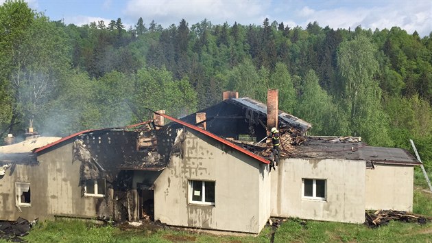 V arelu bvalho tbora v eskm ternberku hoelo, dm tam podle hasi nkdo zaplil mysln (13.5.2015)