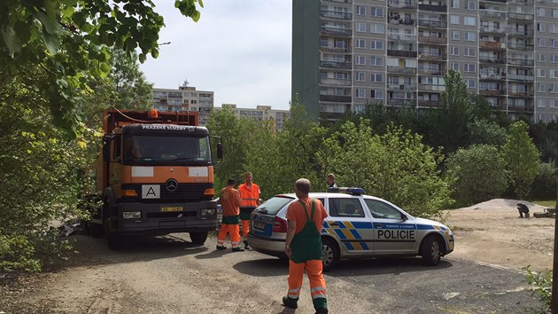 Popeli v praskch epch vysypali z kontejneru spolu s odpadky i lidsk tlo. Mue nali mrtvho (15.5.2015)