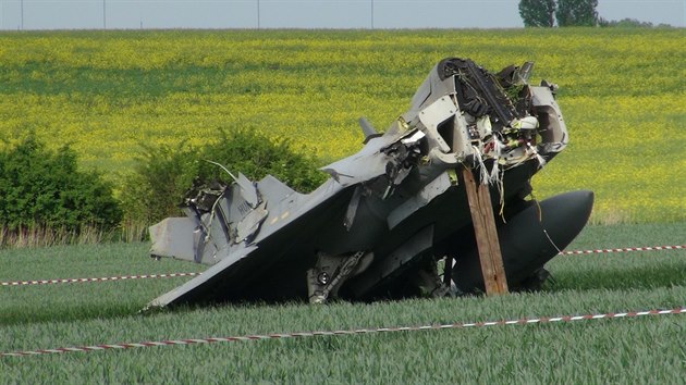 Znien JAS-39 Gripen maarsk armdy pot, co letoun nedobrzdil na slavsk leteck zkladn. Trosky hldaj vojci a na msto dorazili i inspektoi.