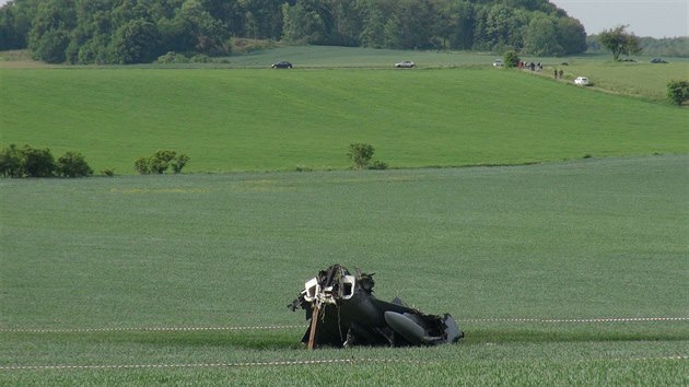 Znien JAS-39 Gripen maarsk armdy pot, co letoun nedobrzdil na slavsk leteck zkladn. Trosky hldaj vojci a na msto dorazili i inspektoi.