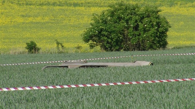 Znien JAS-39 Gripen maarsk armdy pot, co letoun nedobrzdil na slavsk leteck zkladn. Trosky hldaj vojci a na msto dorazili i inspektoi.