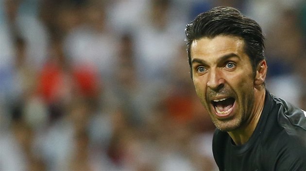 EUFORIE. Gianluigi Buffon, brank Juventusu, oslavuje gl svho tmu v odvetnm semifinle Ligy mistr.