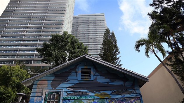 Pozemek se nachz v lukrativn sti Miami, je obklopen vkovmi budovami.