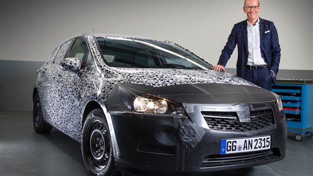 Karl-Thomas Neumann pedstav nov Opel Astra na autosalonu ve Frankfurtu nad Mohanem v plce z