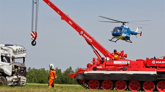 Na krlovhradeckm letiti probhl 14. ronk Helicopter show. Jednm z vrchol odpoledne byla ukzka sloek Integrovanho zchrannho systmu pi simulovan hromadn autonehod (16. kvtna 2015).