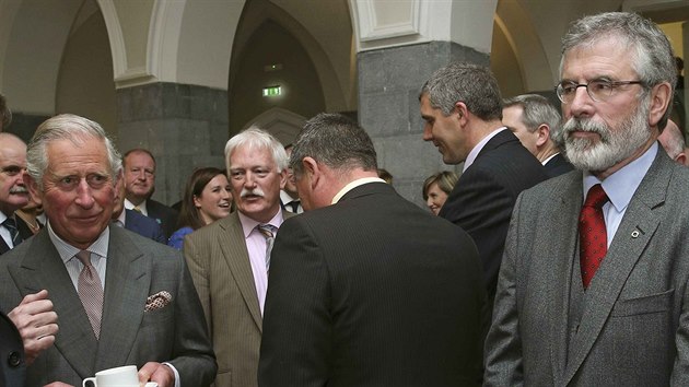 Britsk princ Charles se na Irsk nrodn univerzit v hrabstv Galway vbec poprv setkal s pedkem severoirsk republiknsk strany Sinn Fin Gerrym Adamsem (19. kvtna 2015).