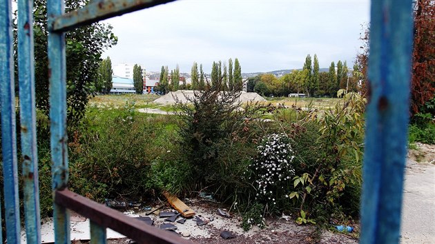 Ruiny kultovnho stadionu Slovanu s nzvem Teheln Pole. Dnes je to u pouze pole.