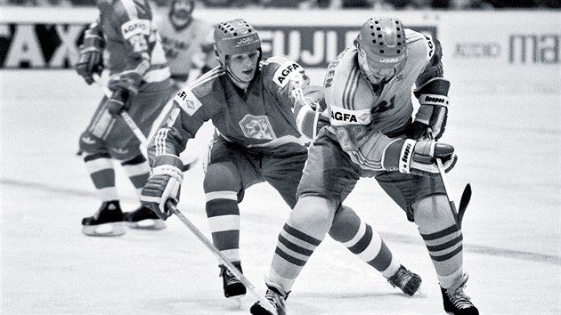 Jaroslav Benk v souboji se vdem Hakanem Sodergenem (vpravo) pi MS v hokeji v roce 1985 v Praze.