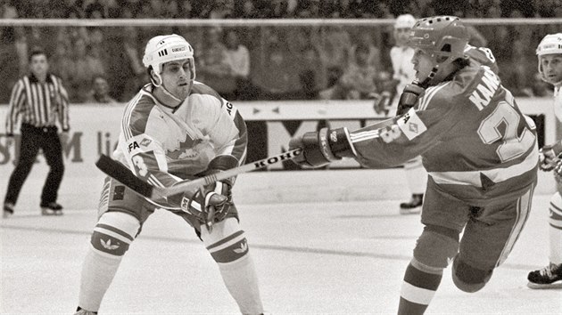 Vladimr Kame (vpravo) a Kanaan Doug Lidster pi MS v hokeji v roce 1985 v Praze.