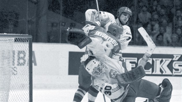 Sovtsk hokejista Alexander Skvorcov a esk bek Eduard Uvra pi souboji ped brankou glmana Jaromra indela. (27. dubna 1985)