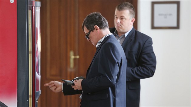 Exhejtman David Rath ped ternm jednnm Krajskho soudu v Praze. (12. kvtna 2015)