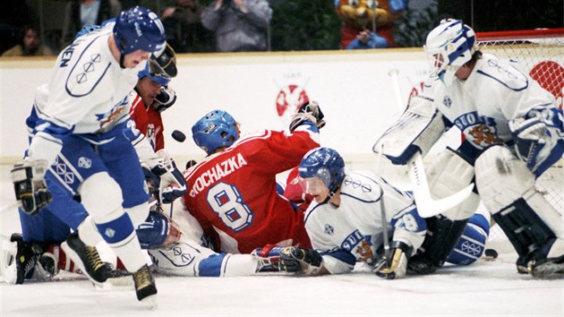 Semifinlov utkn proti Finm jsme prohrli 3:2. Na snmku jsou (zleva) Erik Hmlinen, Frantiek Prochzka, Jarkko Varvio a brank Markus Ketterer. (9. kvtna 1992)