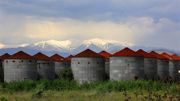 Deserted grain silos are seen in front of the snowcapped Mount Olympus
near the town of Larissa in Thessaly region, Greece April 22, 2015. As
Athens faces growing pressure to reach agreement with lenders to avoid
financial chaos, an angry Greek public feels the pain of cuts
following a six-year recession, with unemployment more than double the
euro zone average. A 2,500 km trip from Athens to northeastern Greece
and back via the Peloponnese region in the south shows the remnants of
a once-flourishing Greek industry, which has suffered a 30 percent
drop in production from its peak. Abandoned factories, previously
making goods from timber to textiles and cooking oil, are often
looted, adding to the scenes of desolation.