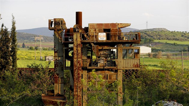 A deserted factory is seen in the industrial zone of the town of
Thebes in Sterea Hellas region, Greece April 25, 2015. As Athens faces
growing pressure to reach agreement with lenders to avoid financial
chaos, an angry Greek public feels the pain of cuts following a
six-year recession, with unemployment more than double the euro zone
average. A 2,500 km trip from Athens to northeastern Greece and back
via the Peloponnese region in the south shows the remnants of a
once-flourishing Greek industry, which has suffered a 30 percent drop
in production from its peak. Abandoned factories, previously making
goods from timber to textiles and cooking oil, are often looted,
adding to the scenes of desolation