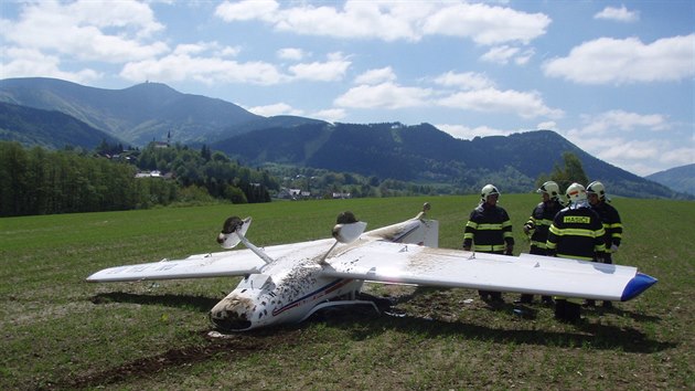 Hasii u pevrcenho dvoumstnho letounu, kter havaroval na polnm letiti ve Frdlantu nad Ostravic. (11. kvtna 2015)