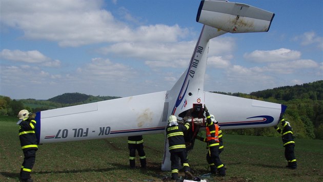 Na konci zchrann akce hasii havarovan letoun pevrtili zpt na kola. (11. kvtna 2015)