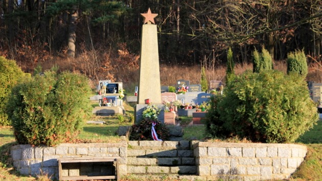 Pamtnk osvoboditelm na novm poskm hbitov, pod nm nen nikdo pohben.