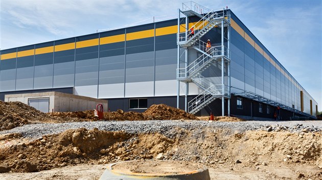 Nov distribun centrum spolenost Amazon v Dobrovzi u Prahy je ze ty ptin hotov (kvten 2015).