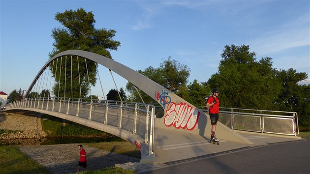 Nov most pes eku Svratku, kter loni nechalo u sportovnho arelu v ulici Hnvkovskho vybudovat msto.