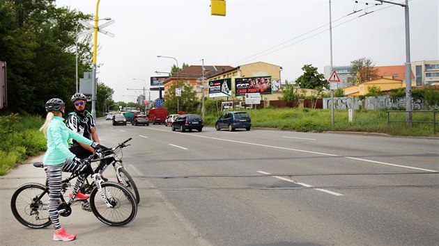 Nebezpen ken cyklostezky kolem eky Svitavy a frekventovan ulice Hladkova