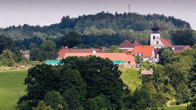 Biofarma v Okrouhlicch, i s vykukujc vikou kostela, podle kterho zskala jmno Vavinec.