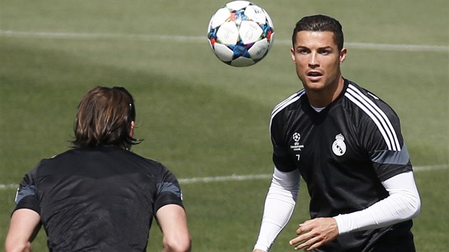 Cristiano Ronaldo a Gareth Bale bhem tréninku Realu Madrid ped odvetou...