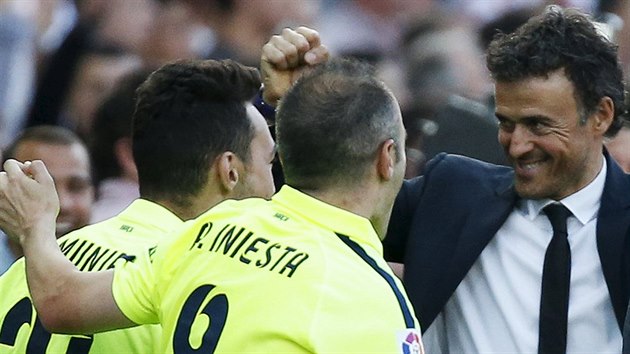 Barcelonsk kou Luis Enrique (uprosted) se svmi svtenci slav titul.