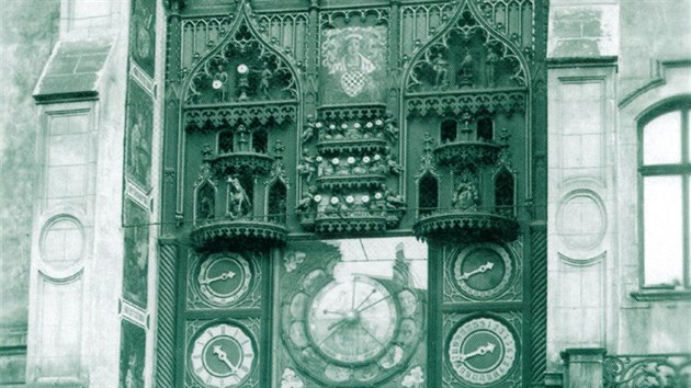Pedvlen podoba olomouckho orloje, snmek pochz z roku 1926. V roce 1955 ji po kompletn pestavb nahradil stvajc socialistick orloj.