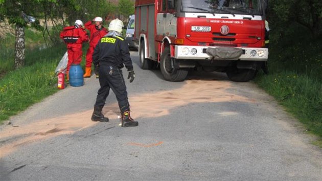 Po srce osobnho vozu a dodvky u Vlatna na Tebsku skonil men z voz na dn rybnka. Hasii ho vythli a pot, co upustili vodu a snili hladinu.