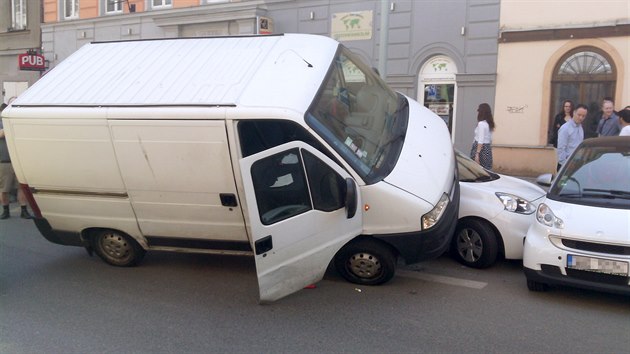 Dodvka najela v ulici Kikova v praskm Karln na zaparkovan auto. (11. kvtna 2015)