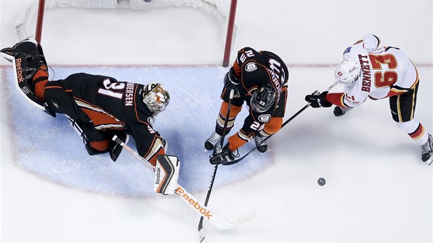 Brank Anaheimu Frederik Andersen a jeho spoluhr Francois Beauchemin has anci Sama Bennetta z Calgary.