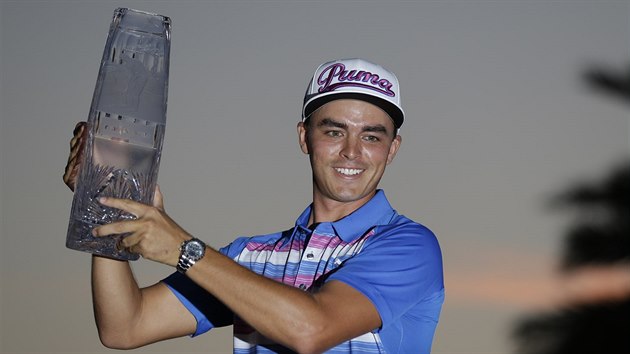 Rickie Fowler s trofej pro vtze turnaje Players Championship.