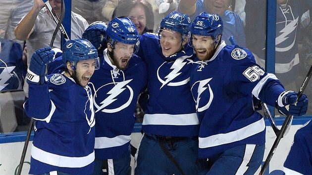 ROZJSAN. Tyler Johnson, Nikita Kuerov, Ondej Palt a Braydon Coburn (zleva) slav gl Tampy Bay.