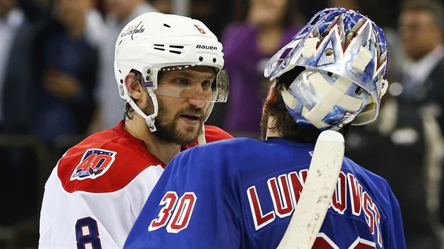 SETKN HVZD. Alexandr Ovekin z Washingtonu gratuluje k postupu branki New York Rangers Henriku Lundqvistovi.