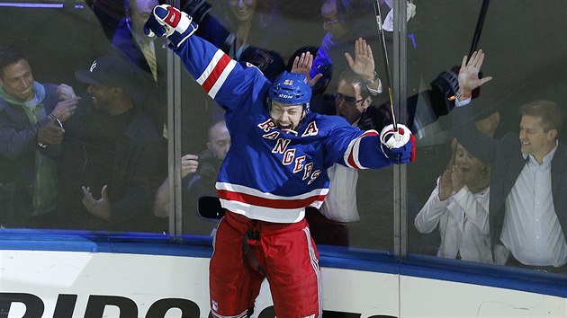 HRDINA OKAMIKU. Derek Stepan rozhodl glem v prodlouen o postupu New York Rangers.