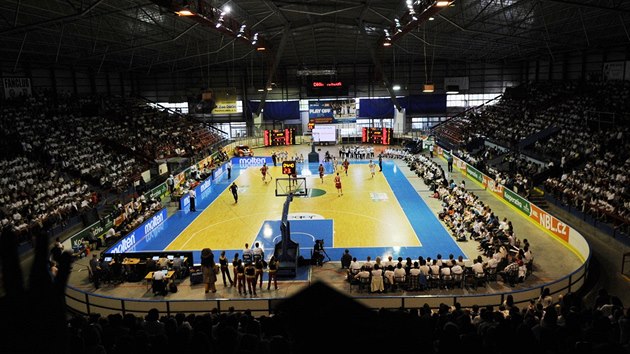 BASKETBAL V HOKEJOV HALE. Na finle ligy basketbalist mezi Dnem a Nymburkem pilo rekordnch 4 850 divk.