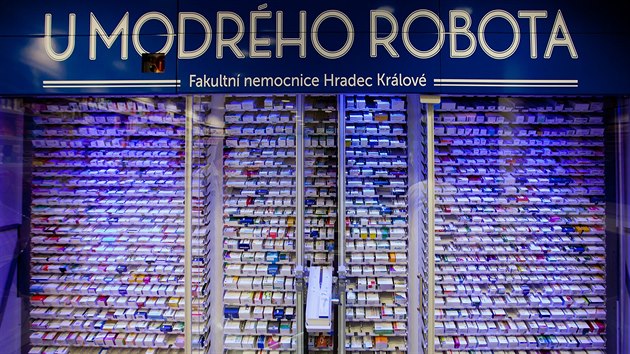 Robot, kter lkrnkm vyd v lkrn U Modrho robota v Hradci Krlov pedepsan lk (19.5.2015).