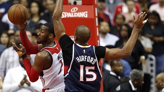 Washingtionsk John Wall (vpravo) brn Ala Horforda z Atlanty.