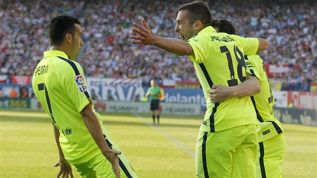 Barcelonsk radost v podn Jordiho Alby (uprosted), Lionela Messiho (vpravo) a  Pedra Rodrigueze.