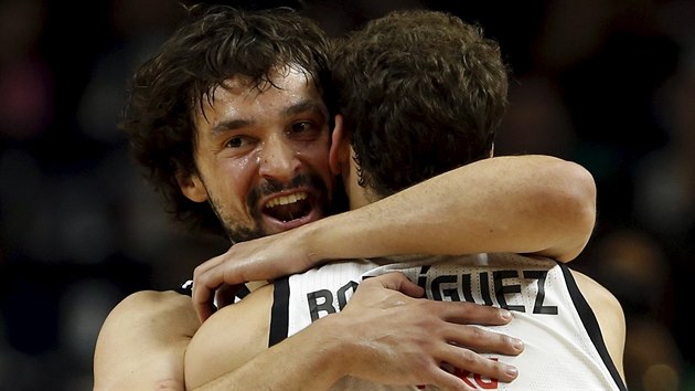 Sergio Llull (vlevo) a Sergio Rodriguez se raduj z triumfu Realu madrid v basketbalov Eurolize.