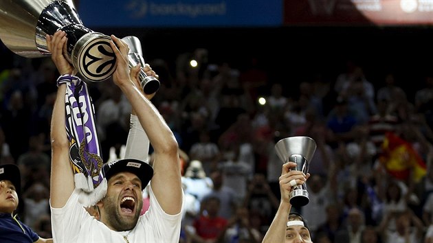 Kapitn madridskch basketbalist Felipe Reyes (vlevo) s trofej pro vtze Euroligy