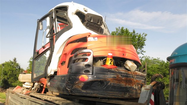 idi nkladnho auta zapomnl, e m na korb rypadlo, a pokusil se projet pod mostem. Vsledkem byl siln ponien stroj, na kterm je koda vyslena na tvrt milionu korun.