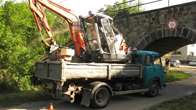 idi nkladnho auta zapomnl, e m na korb rypadlo, a pokusil se projet pod mostem. Vsledkem byl siln ponien stroj, na kterm je koda vyslena na tvrt milionu korun.