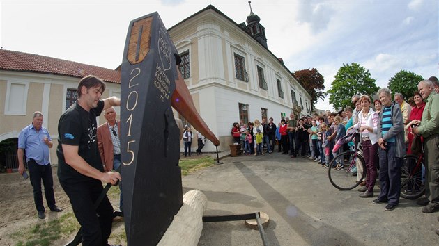 Nejvt sekyrkou eska je od kvtna oficiln ta, kter je zaseknut ped zmkem v Konici na Prostjovsku. Hlava v 255 kilogram a toporo m pt a pl metru.