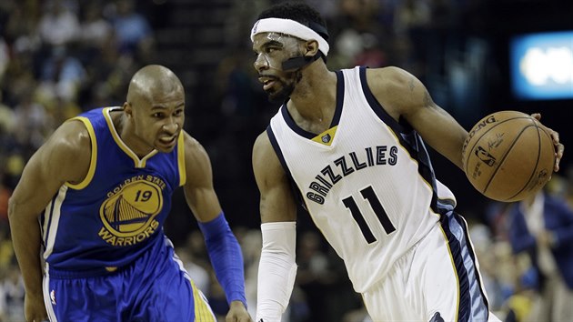 Mike Conley (vpravo) z Memphisu se pokou najt cestu ke koi Golden State kolem Leandra Barbosy.