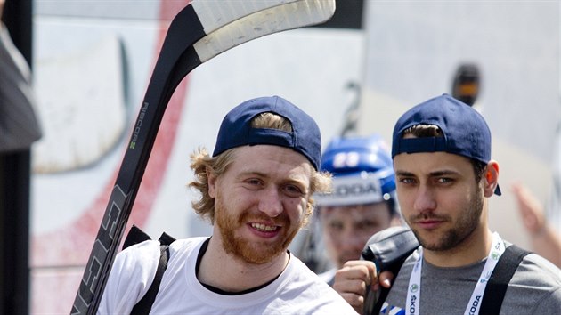 Jakub Vorek (vlevo) a Ondej Pavelec ped trninkem hokejov reprezentace