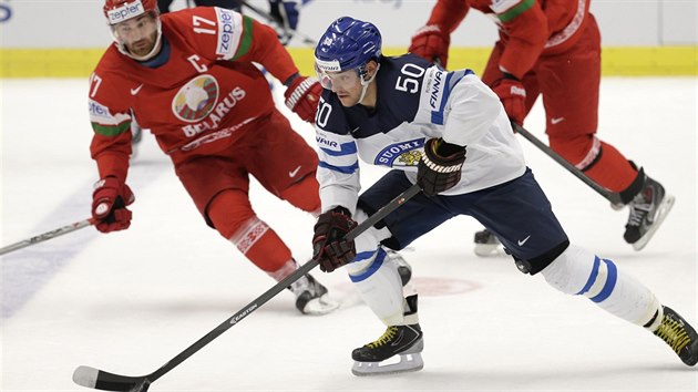 Finsk hokejista Juhamatti Aaltonen (vpravo) unik Alexeji Kaljunmu z Bloruska.
