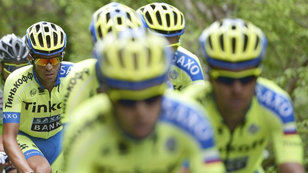 Jezdci stje Tinkoff Saxo (zcela vlevo Alberto Contador) bhem tet etapy Gira d'Italia.