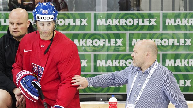 Fyzioterapeut Pavel Kol usmruje Jaromra Jgra bhem trninku eskch hokejist.