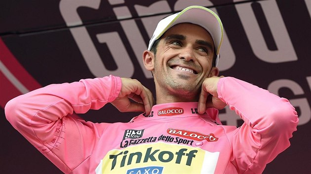 Alberto Contador se po pt etap Gira oblkl do rovho dresu.